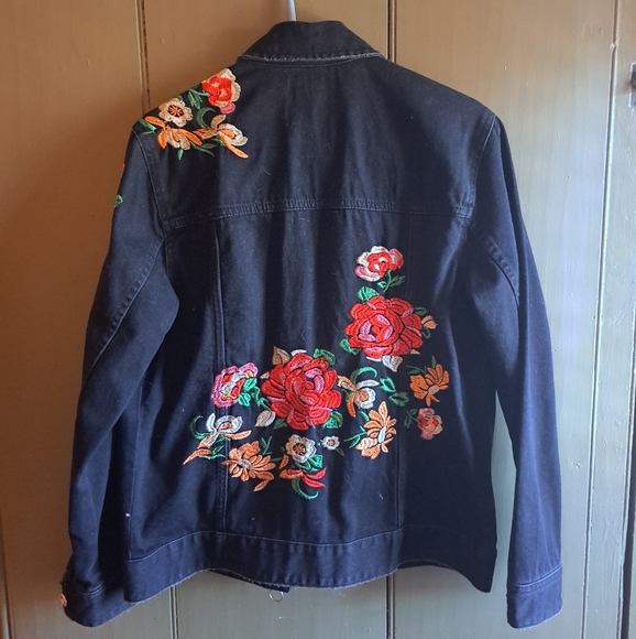 Zara Floral Embroidered black denim zip & button jacket. Size small - Picture 6 of 9